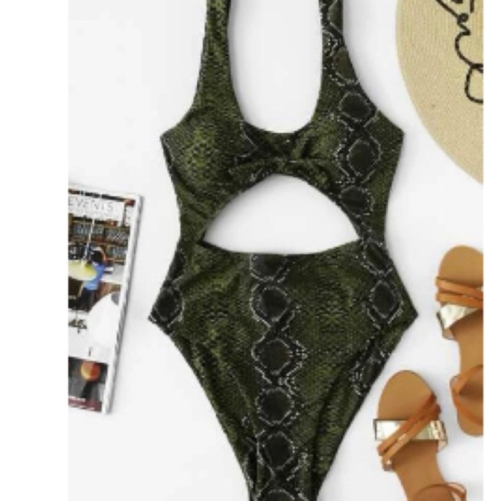 One piece swimsuit👙